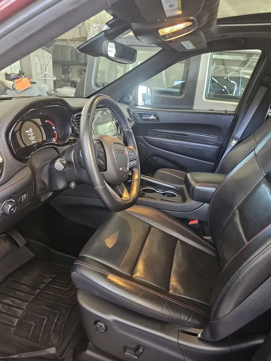 Hedi's detailed Dodge Durango interior